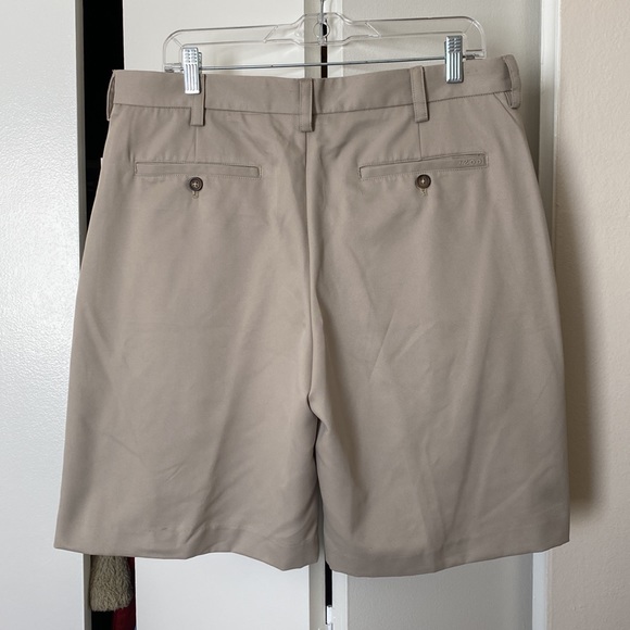 IZOD Mainfloor Short Khaki Shorts - Picture 3 of 4